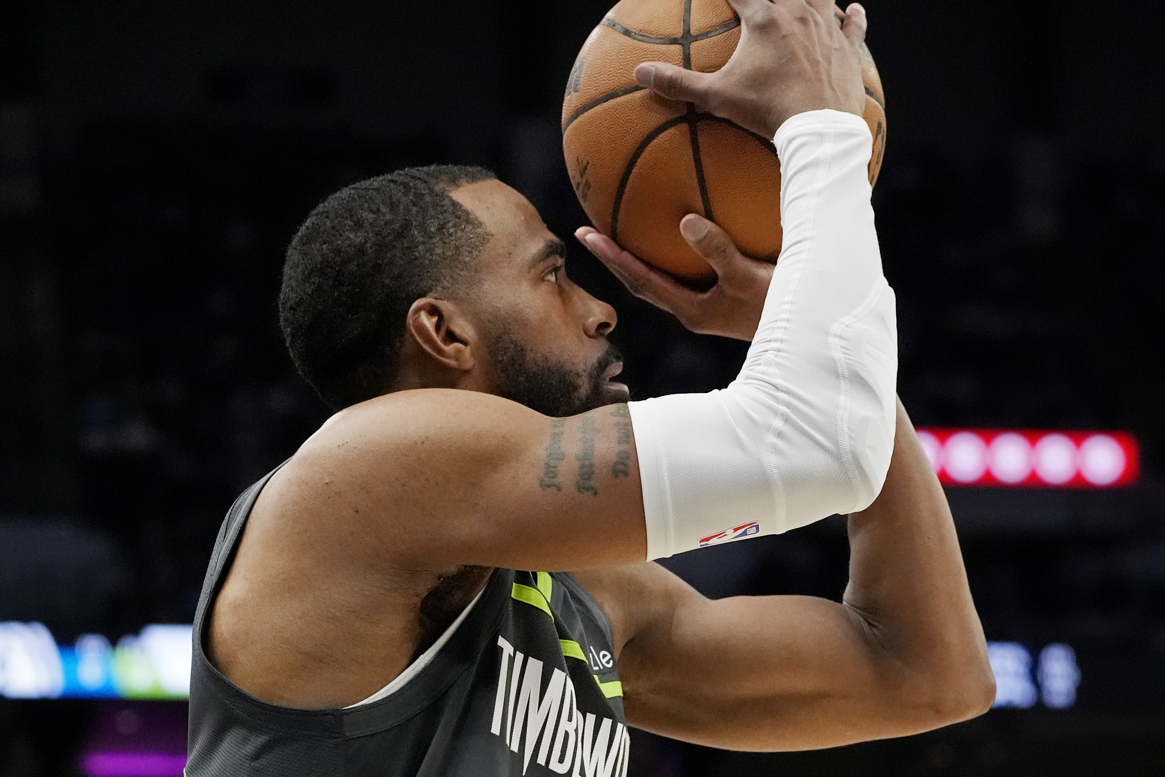 威尼斯人博彩网站 -集结日洛杉矶快船备战社区盾，再遭质疑细节曝光，震撼外界，身体对抗强度拉满的简单介绍